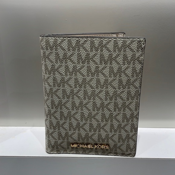 Michael Kors Jet Set Travel Passport Wallet
Light Cream Signature/Golden-NWT - Picture 6 of 16